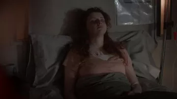 Espléndida camiseta sandy de cuello en V de Los Ángeles usada por Meredith Beckham (Rhian Blundell) como se ve en Vampire Academy (S01E06)