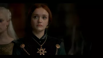 Boucles d’oreilles Sunrise portées par la reine Alicent Hightower (Olivia Cooke) dans l’émission de télévision House of the Dragon (S01E08)