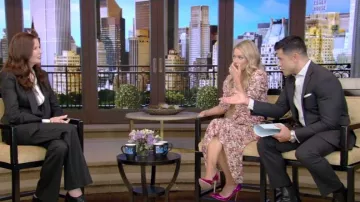 Gianvito Rossi Mirror Calfskin Stiletto Pumps usado por Kelly Ripa como se ve en VIVO con Kelly y Ryan el 11 de octubre de 2022