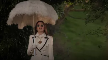 Blazer texturizado de Zara con tubería de contraste usado por Lissa Dragomir (Daniela Nieves) como se ve en Vampire Academy (S01E07)