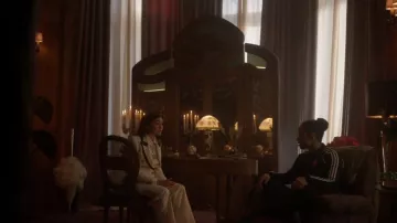 Zara Plisted Menswear Style Pants usado por Lissa Dragomir (Daniela Nieves) como se ve en Vampire Academy (S01E07)