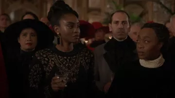 Suéter de punto de hilo metálico zara usado por Tatiana Vogel (Anita-Joy Uwajeh) como se ve en Vampire Academy (S01E07)