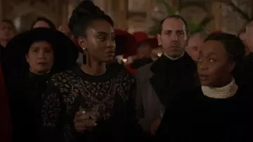 Zara Metallic Thread Knit Sweater porté par Tatiana Vogel (Anita-Joy Uwajeh) vu dans Vampire Academy (S01E07)