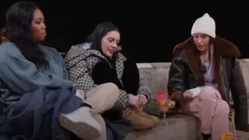 Chaqueta de Acne Studios usada por Margaux Lignel como se ve en Real Girlfriends in Paris (S01E07)