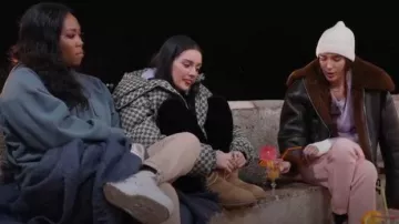 Misbhv Monogram-Print Croppped Puffer Jacket porté par Victoria Zito comme on le voit dans Real Girlfriends in Paris (S01E07)
