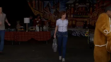 Jeans brodés Gucci portés par Nicolette 'Nicky' Roman (Anna Friel) vus dans Monarch (S01E05)