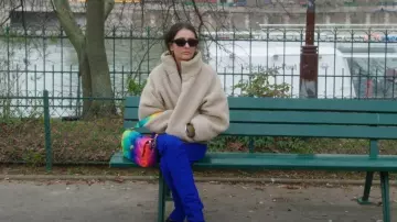 Kurt Geiger London LG Kensington Leather Shoulder Bag usado por Victoria Zito como se ve en Real Girlfriends in Paris (S01E07)