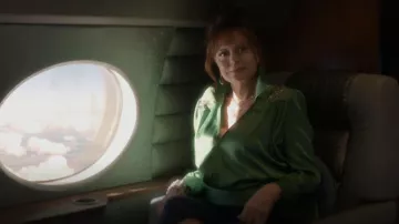 Dundas Fringe-Trimmed Appliquéd Satin Wrap Blusa usada por Dottie Cantrell Roman (Susan Sarandon) como se ve en Monarch (S01E05)