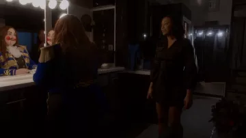Alexis Cazla Vestido de camisa de satén usado por Kayla Taylor-Roman (Meagan Holder) como se ve en Monarch (S01E05)