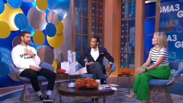 Nahmias Summerland Slogan Jumper usado por Nick Viall como se ve en Good Morning America el 11 de octubre de 2022