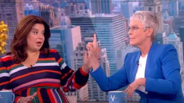 Zara Royal Blue Reversed Lapel Long Blaze porté par Jamie Lee Curtis vu dans The View le 10 octobre 2022