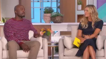 Vestido de Staud Matteo en azul marino usado por Amanda Kloots como se ve en The Talk el 7 de octubre de 2022