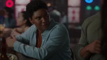 Camisa de mezclilla clásica de Levi's usada por Eve Edwards (Jules Latimer) como se ve en Fire Country (S01E01)