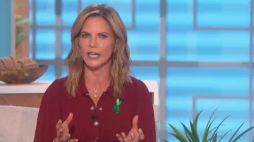 Minirobe Sandro Lison portée par Natalie Morales telle que vue dans The Talk du 10 octobre 2022
