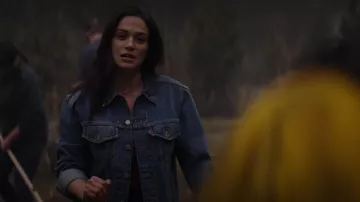 Levi’s Ex Boyfriend Trucker Jacket porté par Gabriella Perez (Stephanie Arcila) vu dans Fire Country (S01E01)
