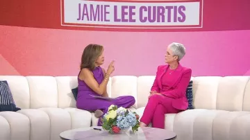 Michael Kors Collection Georgina One-Button Wool Blazer porté par Jamie Lee Curtis vu dans Today le 10 octobre 2022