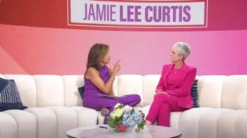Michael Kors Collection Crêpe Cigarette Pantalon en Fuchsia porté par Jamie Lee Curtis vu dans Today le 10 octobre 2022