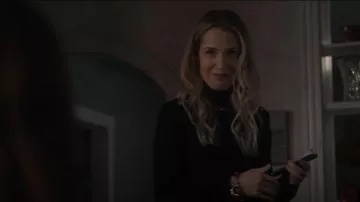 Pull à col roulé en tricot côtelé Balmain porté par Ursula (Leslie Grossman) comme on le voit dans American Horror Story (S10E03)
