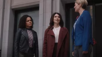 Chaqueta de cuero Allsaints Cargo usada por Lucy Svensson (Genelle Williams) como se ve en Derecho de Familia (S01E01)