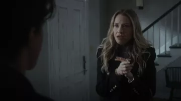 Balmain Double-poitrine Porté par Ursula (Leslie Grossman) comme on le voit dans American Horror Story (S10E03)