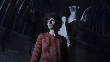 Suéter usado por Miles Fairchild (Finn Wolfhard) como se ve en los atuendos de la película The Turning