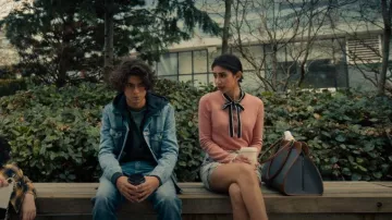 Falda corta de mezcla de lana H&M usada por Abbi Singh (Rhianna Jagpal) como se ve en The Imperfects (S01E01)