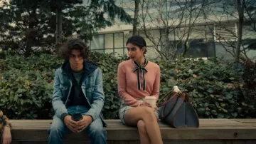 Little Unicorn Manifest Weekender usado por Abbi Singh (Rhianna Jagpal) como se ve en The Imperfects (S01E01)
