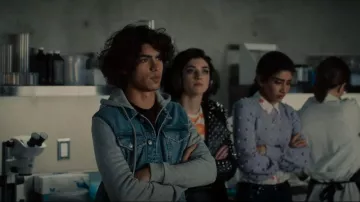 Chaqueta vaquera con capucha H&M usada por Juan Ruiz (Iñaki Godoy) como se ve en Los imperfectos (S01E02)