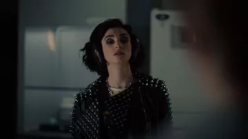 Chicago-fashions Britney Music Spears Chaqueta de cuero con tachuelas usada por Tilda Webber (Morgan Taylor Campbell) como se ve en The Imperfects (S01E02)