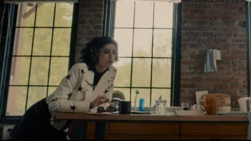 Topshop Faux-Leather Pin Stud Mini Falda en Negro usada por Tilda Webber (Morgan Taylor Campbell) como se ve en The Imperfects (S01E03)