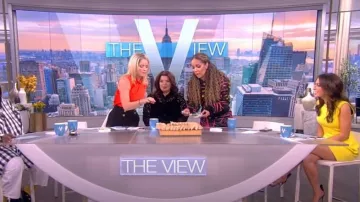 Pantalon Balmain Taille Haute Bootcut porté par Sara Haines comme vu dans The View le 11 octobre 2022