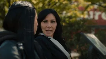 Alexander McQueen Patchwork Blazer usado por Isabel Finch (Kyra Zagorsky) como se ve en The Imperfects (S01E03)