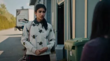 Sudadera de abeja bastante impresionante usada por Abbi Singh (Rhianna Jagpal) como se ve en The Imperfects (S01E05)