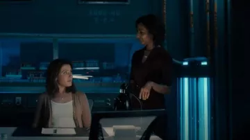 Vestido de Ted Baker Jesabil usado por Dominique Crain (Rekha Sharma) como se ve en The Imperfects (S01E06)