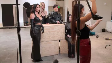 Botas balenciaga de cuchillo usadas por Kim Kardashian como se ve en The Kardashians (S02E04)