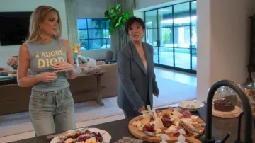 Balenciaga Denim Jeans usados por Khloé Kardashian como se ve en The Kardashians (S02E04)