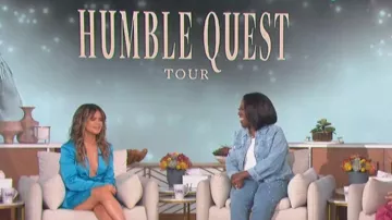 La mini-robe Attico Jacqueline portée par Maren Morris telle que vue dans The Talk du 12 octobre 2022