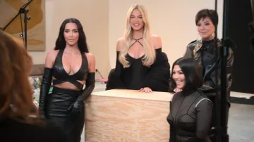 Azzedine Alaia Wrap Leather Cutout Black Top usado por Self (Kim Kardashian) como se ve en The Kardashians (S02E04)