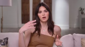 Protection Petite Champleve Collier stationnaire en émail porté par Kendall Jenner vu dans Les Kardashians (S02E04)