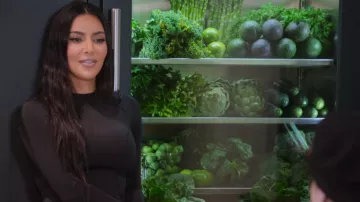 Balenciaga Sporty B Top usado por Kim Kardashian como se ve en The Kardashians (S02E04)