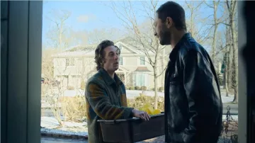 Abrigo cuadrado naranja azul usado por Carmen 'Carmy' Berzatto (Jeremy Allen White) en los atuendos de la serie de televisión The Bear (Temporada 1 Episodio 4)