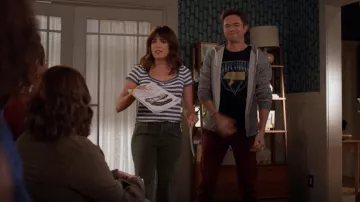 Paige Mayslie Mid Rise Ankle Straight Leg Denim Joggers portés par Marina (Karla Souza) comme on le voit dans Home Economics (S03E04)