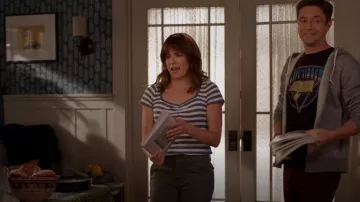 Madewell Ribbed Sweetheart Tee en Stripe usado por Marina (Karla Souza) como se ve en Home Economics (S03E04)