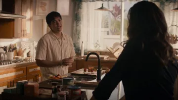 Camisa de manga corta Quicksilver Oxford Lines usada por Alex Tennant (Kian Talan) como se ve en NCIS: Hawai'i (S02E04)