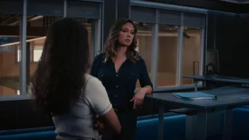 James Perse Slub Side Panel Button usado por Jane Tennant (Vanessa Minnillo) como se ve en NCIS: Hawai'i (S02E04)