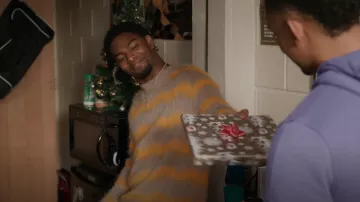 Acne Kristoffer Crewneck Sweater porté par Jessie Raymond (Sylvester Powell) vu dans All American: Homecoming (S02E01)