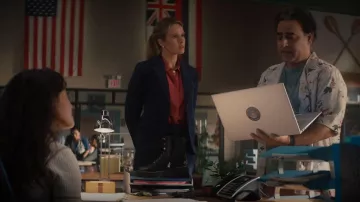 Theory Fitted Shirt en stretch Silk porté par Kate Whistler (Tori Anderson) vu dans NCIS: Hawai’i (S02E04)