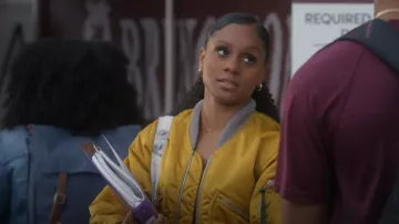 Chaqueta Bomber Reversible Diesel usada por Simone Hicks (Geffri Maya Hightower) como se ve en All American: Homecoming (S01E02)