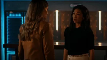 Wit & Wisdom Ruched Elbow Sleeve Knit Top usado por Jenn Chou (Nanrisa Lee) como se ve en Quantum Leap (S01E04)