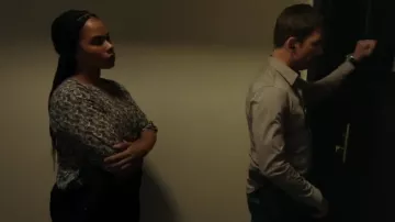 Blusa de manga NYDJ usada por la agente especial Sheryll Barnes (Roxy Sternberg) como se ve en FBI: Most Wanted (S04E04)